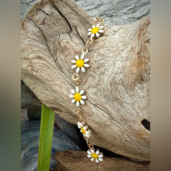 Petite White Daisy Charm Adjustable Gold Chain Choker Necklace - Picture 6 of 10